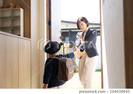 Parents and children preparing to go to kindergarten 104030695