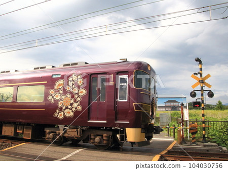 在世界遺產奈良平城宮內行駛的近鐵觀光特快“Ayoyoshi” 104030756