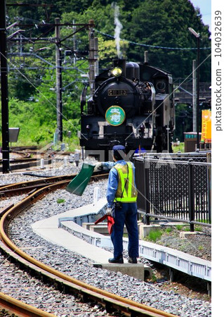 Going along the Kinugawa road in early summer...Steam locomotive [C11-123] 104032639