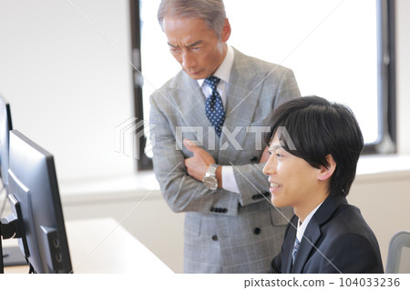 被問及老闆要求的工作進展情況而笑的商人_1 104033236