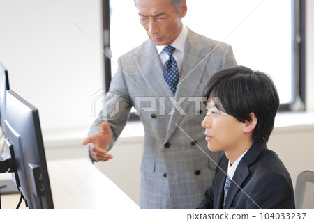 被老闆指出製作材料的缺點的商人_1 104033237