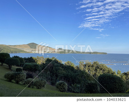三重縣鳥羽市的天空和大海,秋天的雲彩增添了味道 三重縣鳥羽市的天空和大海,秋天的雲彩增添了味道 104033621
