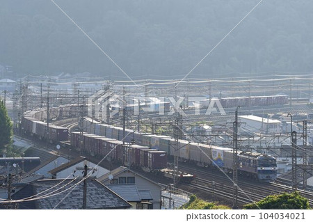 Early morning Tokaido Main Line Yamashina University curve high-speed freight train departure 104034021