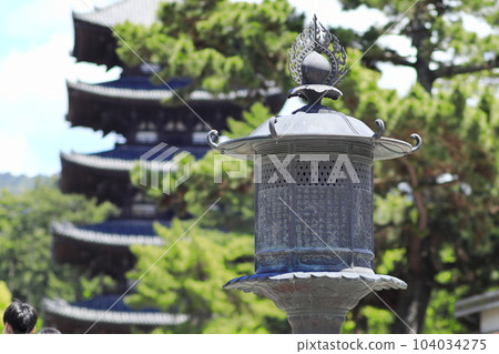 Kofuku-ji Temple: The five-storied pagoda can be seen beyond the gilt-bronze lantern 104034275