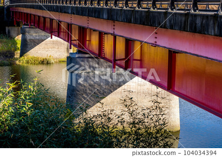 The light and shadow of the bridge and the glare of the lake surface 104034394