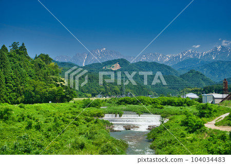 雨季從上一川橋眺望北阿爾卑斯上一川上一川和劍山的景色 雨季從上一川橋眺望北阿爾卑斯上一川上一川和劍山的景色 104034483