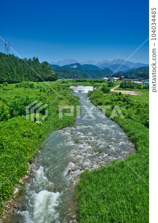 雨季從上一川橋眺望北阿爾卑斯上一川上一川和劍山的景色 雨季從上一川橋眺望北阿爾卑斯上一川上一川和劍山的景色 104034485