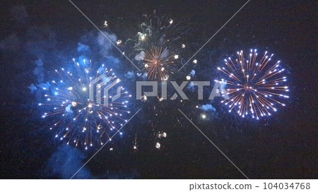 仲夏時分在夜空綻放的煙火 仲夏時分在夜空綻放的煙火 104034768