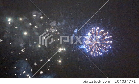 仲夏時分在夜空綻放的煙火 仲夏時分在夜空綻放的煙火 104034771