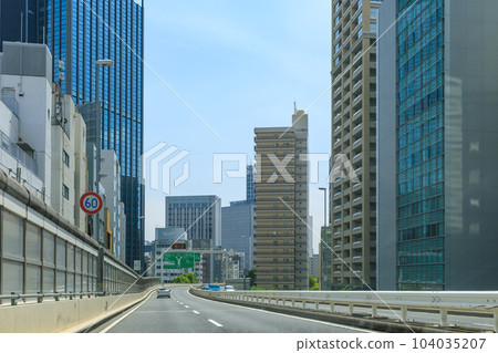 Tokyo _ Image of Metropolitan Expressway running in Tokyo 104035207