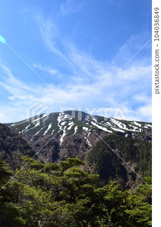 Mt. Ontake, a sacred mountain with lingering snow 104036849