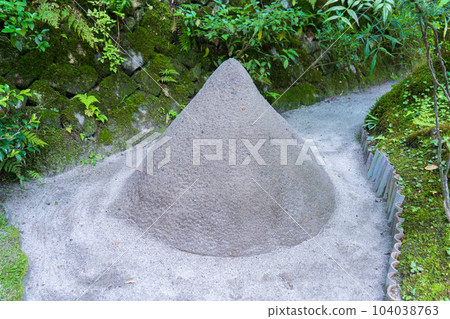 日本庭園中的立綱 日本庭園中的立綱 104038763