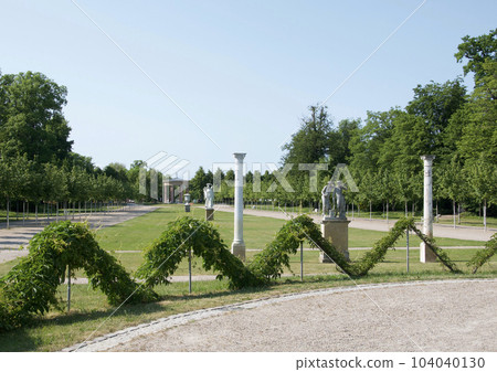 諾伊斯特雷利茨的多伊爾城堡公園(Neusstrelitz Castle Park)是一座巴洛克風格的花園 諾伊斯特雷利茨的多伊爾城堡公園(Neusstrelitz Castle Park)是一座巴洛克風格的花園 104040130