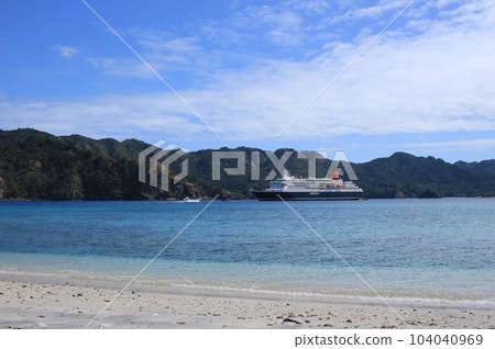 漂浮在小笠原群島父島二見灣的遊輪 104040969