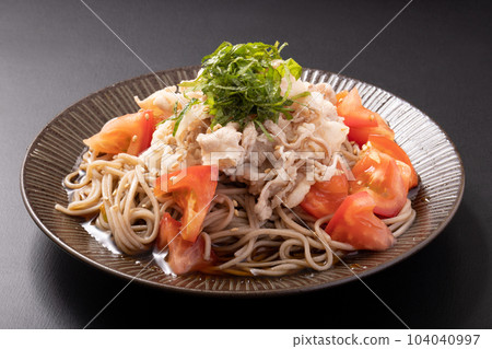 Chilled soba noodles with tomato and pork shabu-shabu 104040997