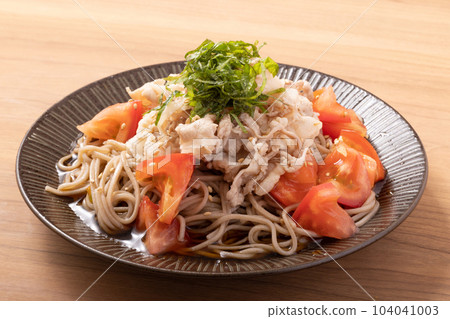 Chilled soba noodles with tomato and pork shabu-shabu 104041003