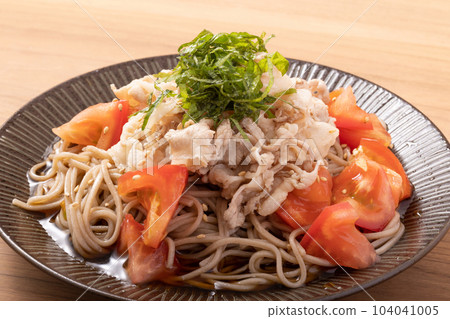 Chilled soba noodles with tomato and pork shabu-shabu 104041005