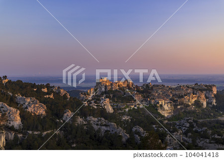 Medieval castle and village, Les Baux-de-Provence, Alpilles mountains, Provence, France Medieval castle and village, Les Baux-de-Provence, Alpilles mountains, Provence, France 104041418