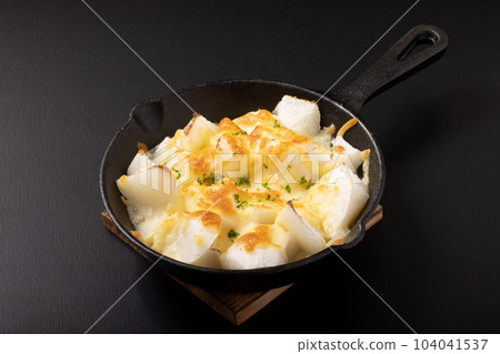 Grilled long potatoes with cheese 104041537