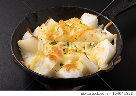 Grilled long potatoes with cheese 104041538