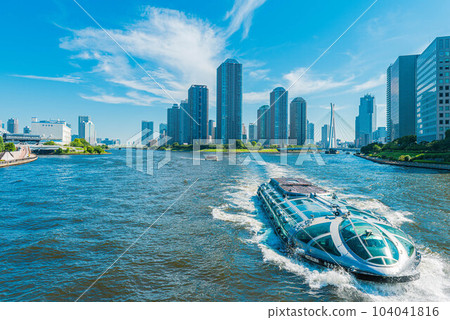 東京觀光蒸汽船遊輪在隅田川航行 104041816