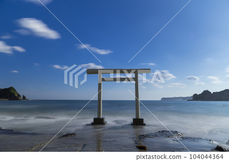 <Chiba Prefecture> White Torii at Ubara Beach 104044364