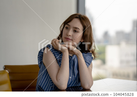 Business woman working in the office 104045828