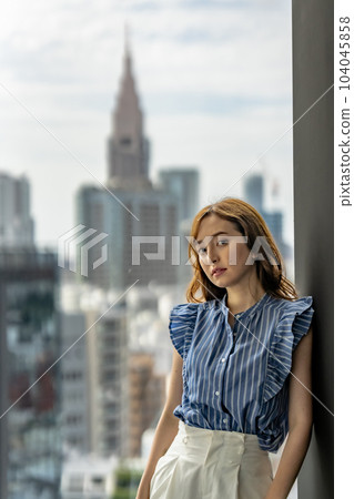 Business woman working in the office 104045858