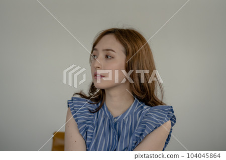 在辦公室工作的女商人 104045864