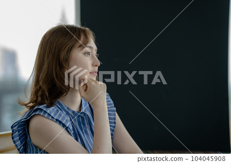 在辦公室工作的女商人 104045908