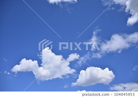 夏天的天空和雲彩在雨季到來 夏天的天空和雲彩在雨季到來 104045953