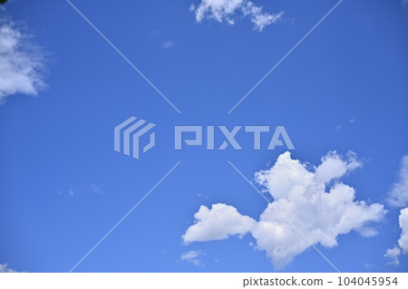 夏天的天空和雲彩在雨季到來 104045954