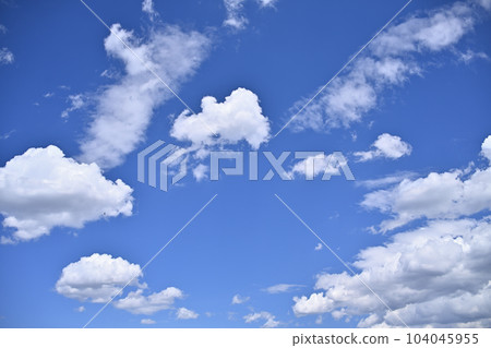 夏天的天空和雲彩在雨季到來 夏天的天空和雲彩在雨季到來 104045955
