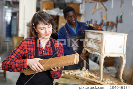Woman and man carpenters 104046184