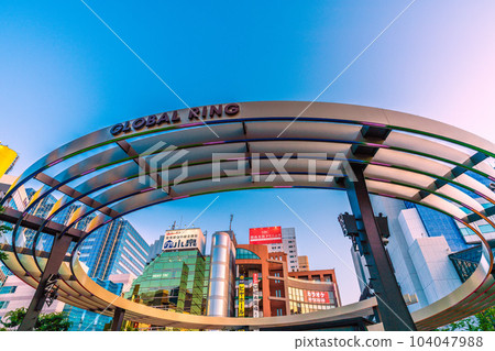 日本東京街景6月，池袋站前的池袋西口公園，遠眺環球環等= 17日 104047988