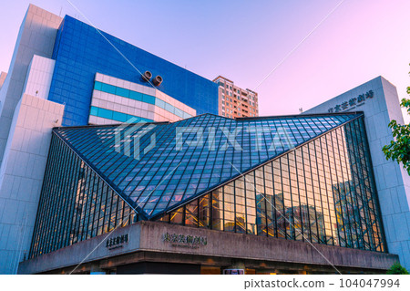 日本東京街景6月，池袋站前的池袋西口公園，東京都劇場等= 17日 104047994