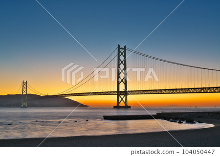 [Akashi Kaikyo Bridge and Awaji Island (Sunset)] Location: Kaigan-dori, Tarumi Ward, Kobe City, Hyogo Prefecture 104050447