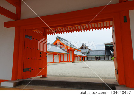 Kyoto Imperial Palace Corridor Young leaves and fresh greenery 104050497