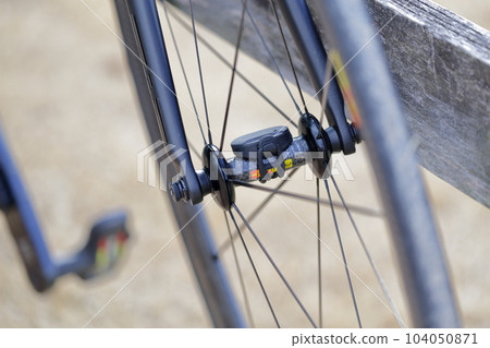 賽車的前輪輪胎和速度傳感器 104050871