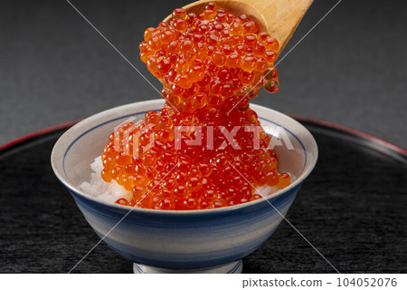 新鮮美味的醬油醃三文魚子 新鮮美味的醬油醃三文魚子 104052076