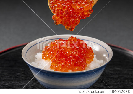 新鮮美味的醬油醃三文魚子 新鮮美味的醬油醃三文魚子 104052078
