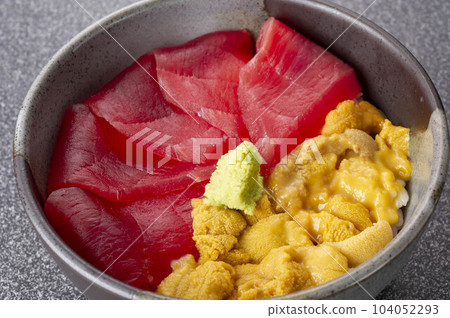 Delicious sea urchin bowl and tuna 104052293