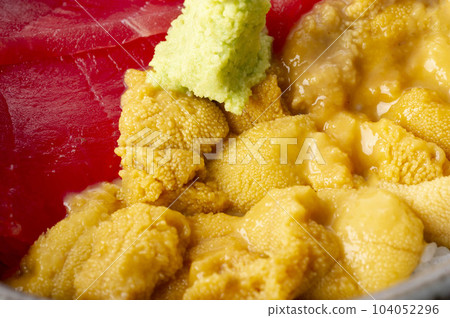 美味的海膽碗和金槍魚 104052296