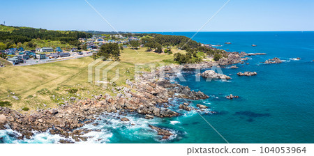 航拍“青森縣”用無人機從海邊拍攝的種差海岸全景 104053964