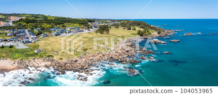 航拍“青森縣”用無人機從海邊拍攝的種差海岸全景 104053965