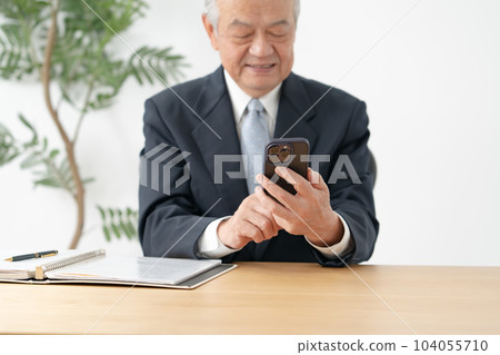 Senior men who operate smartphones 104055710