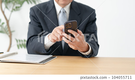 操作智能手機的老人 104055711