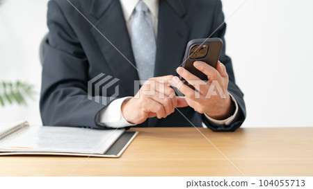 操作智能手機的老人 104055713