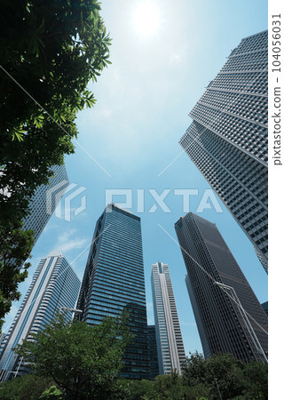 [Vertical photo] High-rise building in Nishi-Shinjuku 104056031