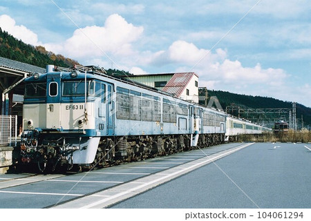 停靠橫川的EF63型電力機車和189系列列車 104061294